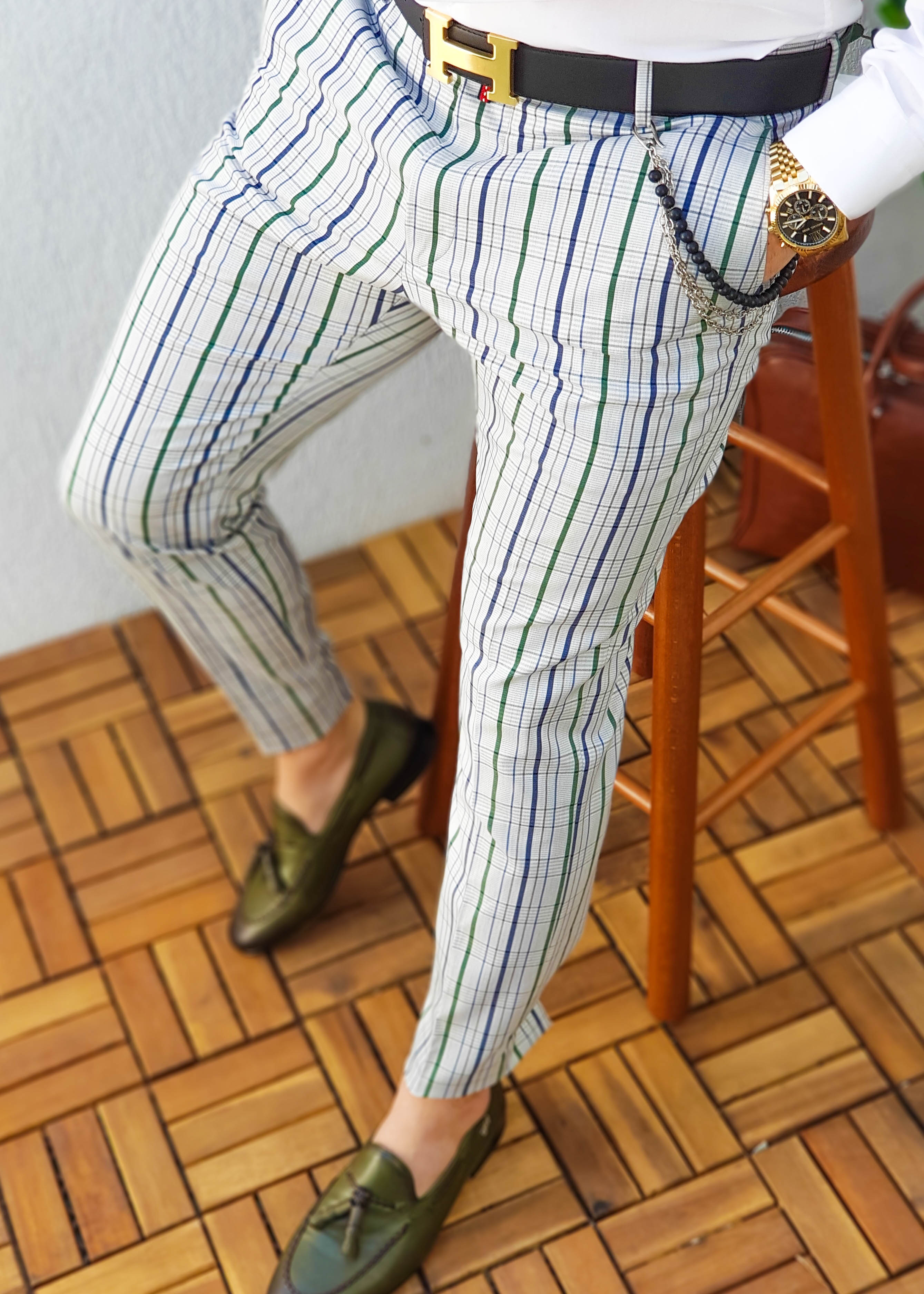 Pantaloni eleganți de bărbați, Slim Fit, Albi cu dungi albastre/verzi - PN217