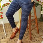 Pantaloni SlimFit Mansfield bleumarin in dungi albe, conici - cod PN287