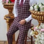 Conjunto de hombre de corte ajustado, compuesto por chaleco y pantalones de color burdeos con cuadros beige - CU116