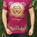 Tricou de barbati slim fit grena cu imprimeu auriu si strasuri  - TR177