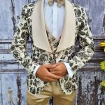Traje de gala para hombre, beige con estampado floral, chaqueta, chaleco, pantalón y pajarita - C1886