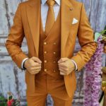 Costum caramiziu cu butoni aurii: Sacou, Vesta si Pantalon - C2062