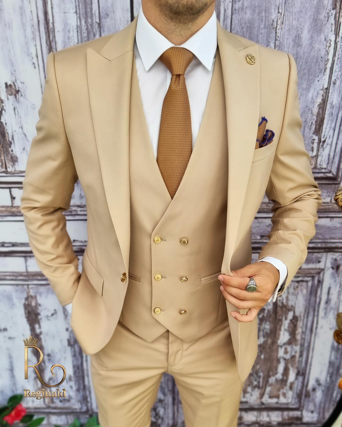 Costum crem cu butoni aurii: Sacou, Vesta si Pantalon - C3020 - imagine 2