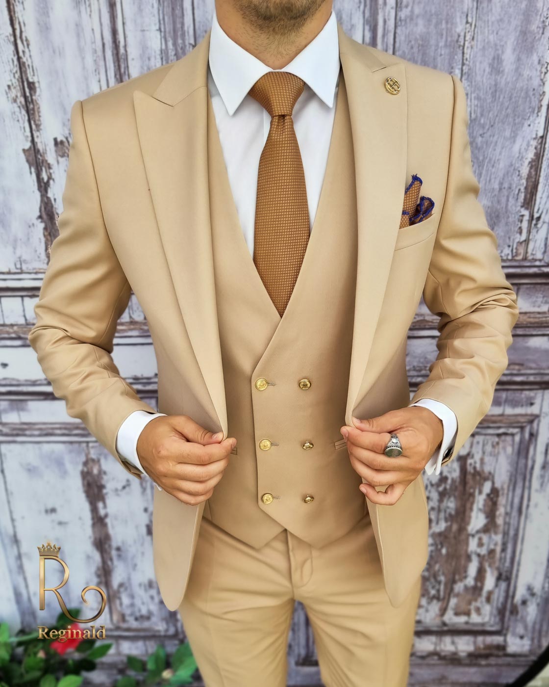 Costum crem cu butoni aurii: Sacou, Vesta si Pantalon - C3020