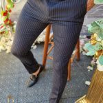 Pantaloni de barbati bleumarin in dungi aurii,croiala slim-fit, conici si elastici - PN545