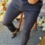 Pantaloni da uomo blu navy a righe dorate, vestibilità slim-fit, a zampa - PN541
