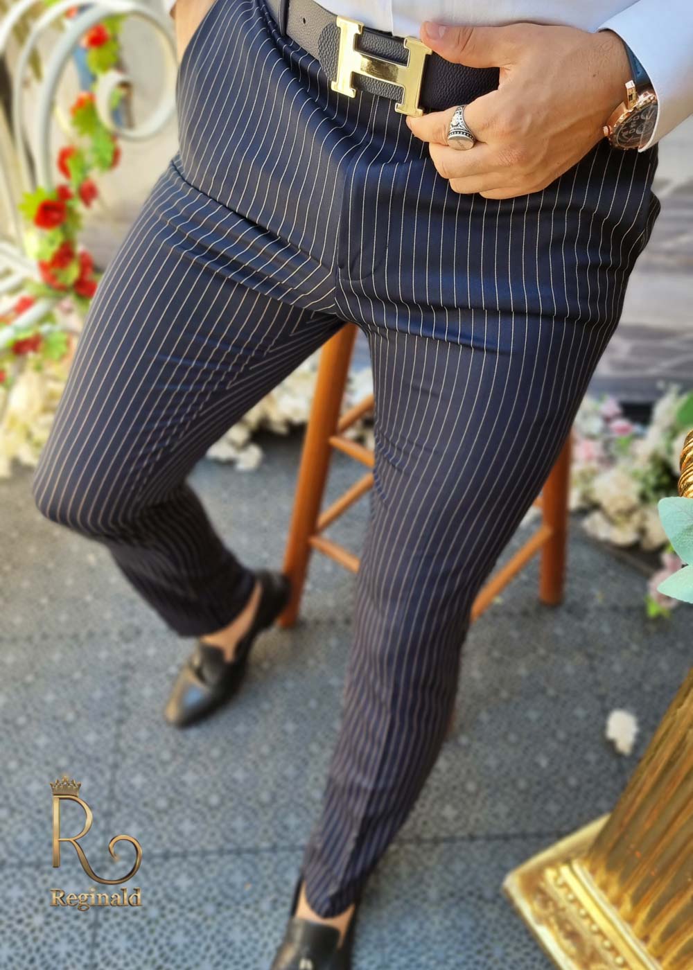 Pantaloni de barbati bleumarin in dungi aurii, croiala slim-fit, conici - PN541
