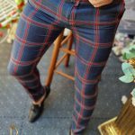 Pantaloni de barbati bleumarin in patratele rosii, croiala slim-fit, conici   - PN536