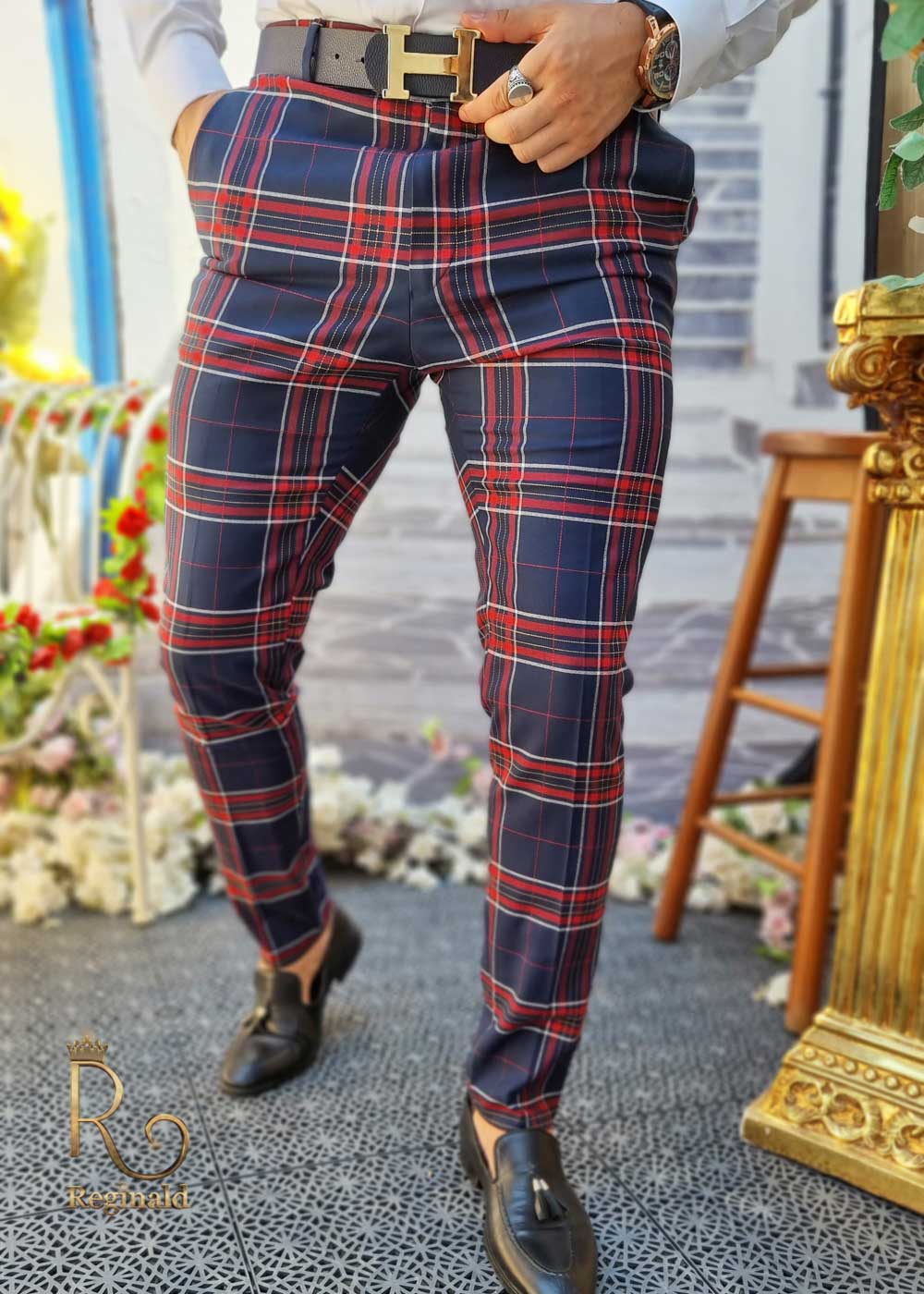 Pantaloni de barbati bleumarin in patratele rosii, croiala slim-fit, conici - PN540