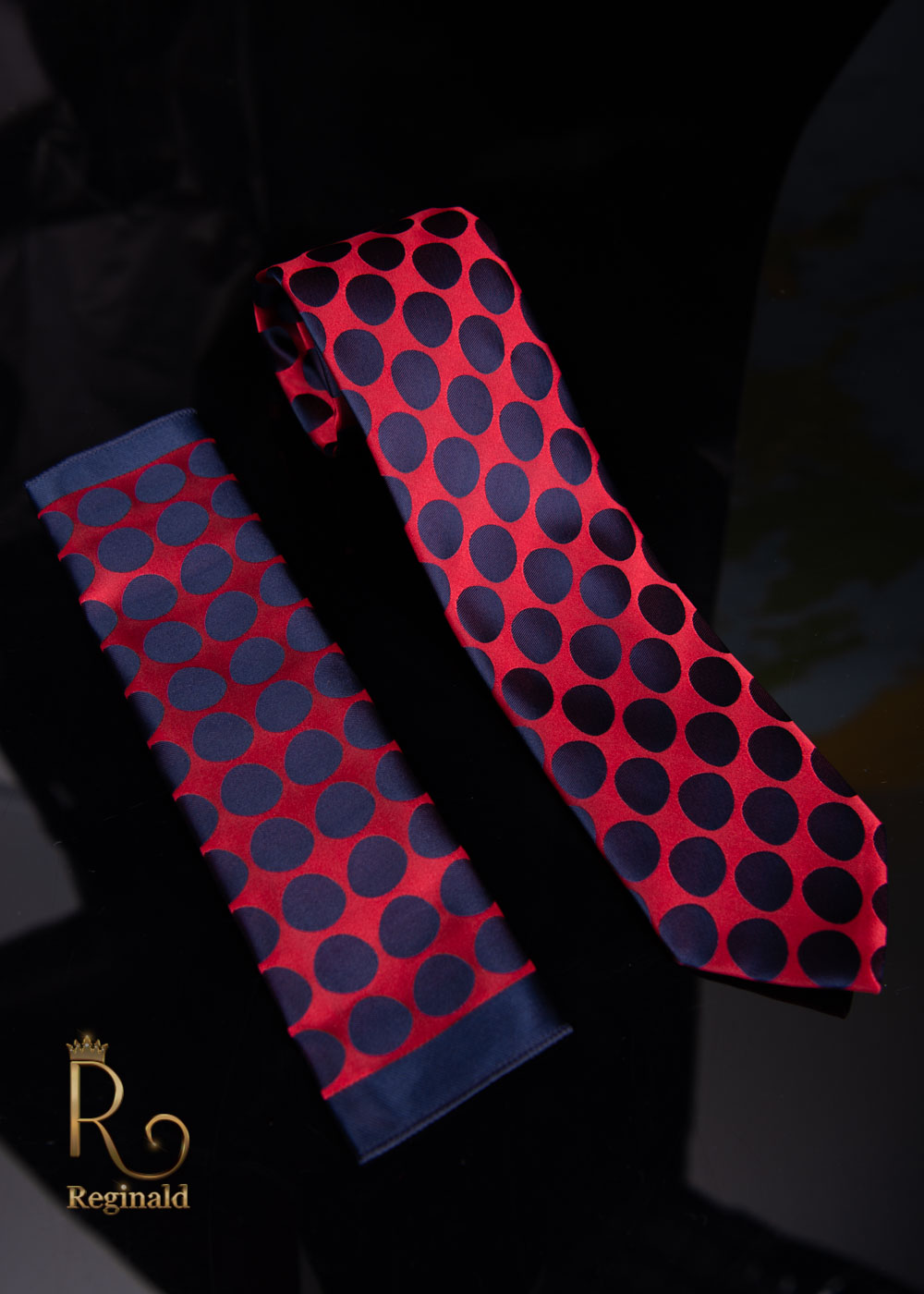Cravata cu batista, nuanta rosu/buline bleumarin - CV534