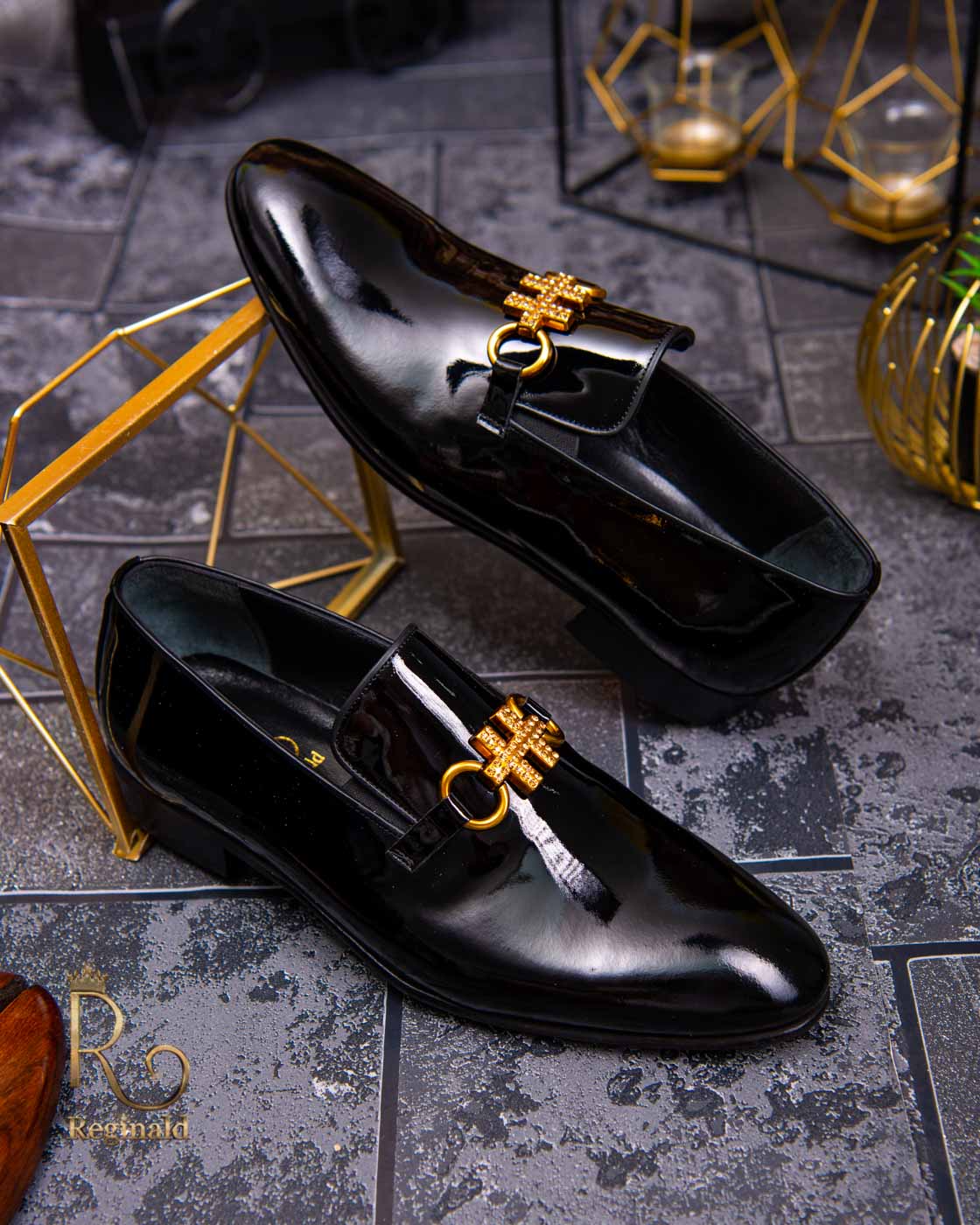 Pantofi Loafers de barbati din piele naturala, negri cu accesoriu auriu - P1357