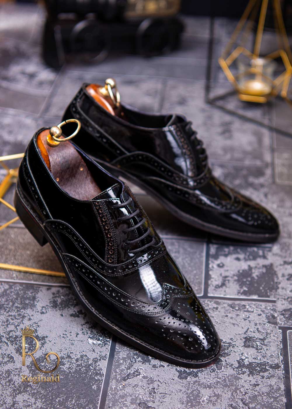 Pantofi eleganti de barbati din piele naturala, negru lacuit, model brogue – P1350 – Reginald.ro – Cel mai mare magazin de barbatesti