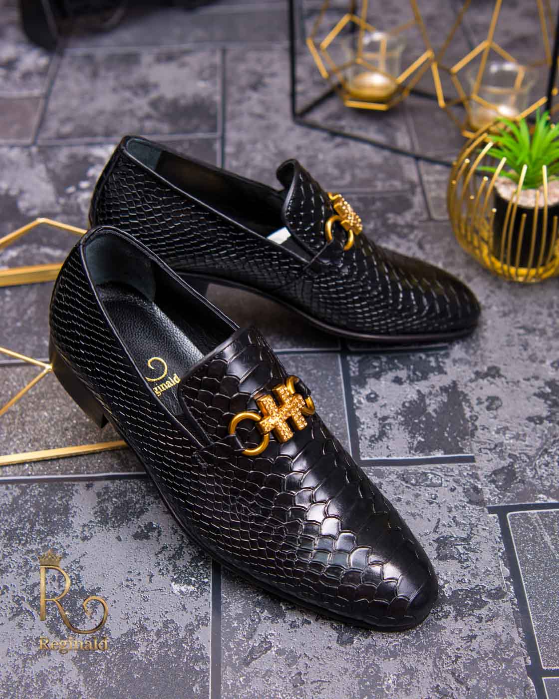 Pantofi Loafers de barbati din piele naturala, negri, accesoriu auriu - P1377
