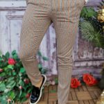 Pantaloni eleganti de barbati maro cu model, croiala slim-fit - PN628
