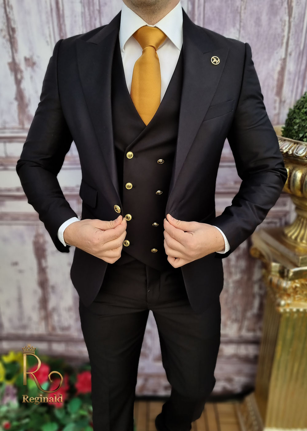 provoke Conform Intermediate Costum negru cu butoni aurii: Sacou, Vesta si Pantalon – C3413 –  Reginald.ro – Cel mai mare magazin de Costume barbatesti