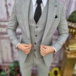 Traje de hombre, corte ajustado, gris a cuadros, chaqueta, chaleco y pantalón - C3548