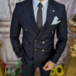 Elegante completo da uomo, blu navy scuro con bottoni argentati, giacca e pantaloni - C3560