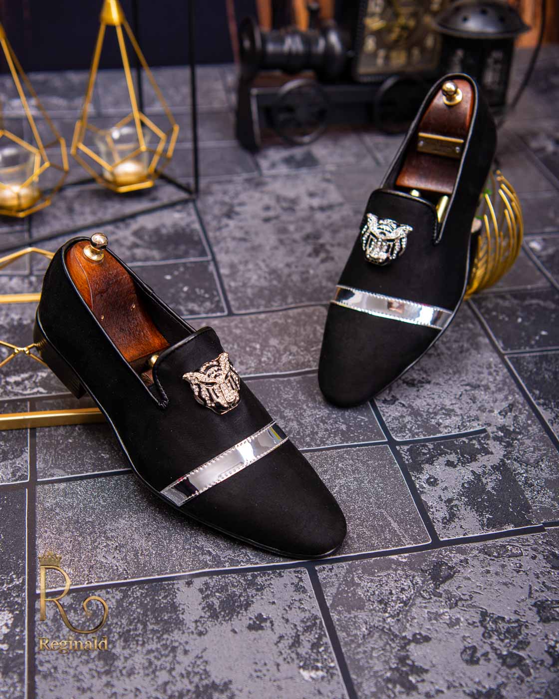 Pantofi Loafers, Piele întoarsă neagra, cu cap de leu argintiu - P1532