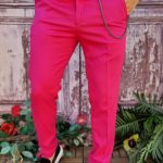 Pantalones de hombre en color fucsia, estilo casual, corte slim, cónicos con cadena – PN704