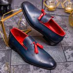 Mocassins pour homme en cuir naturel, bleus gravés avec des pompons rouges - P1558