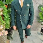 Traje verde a rayas con botones dorados, chaqueta y pantalón - C4636