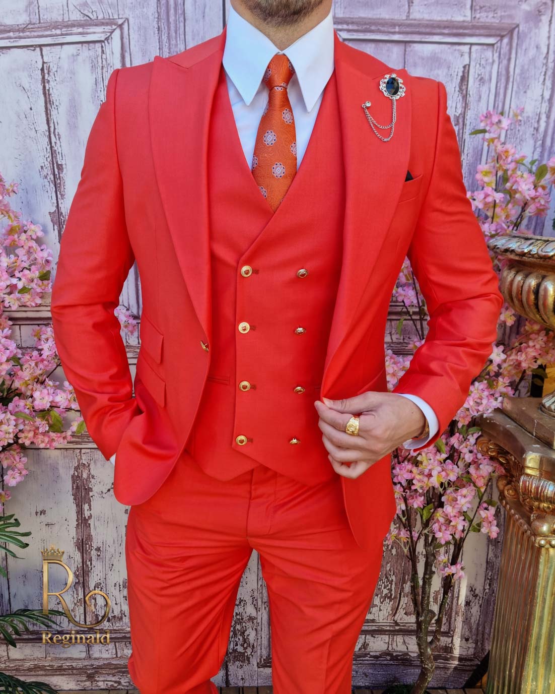 Chaleco de vestir rojo intenso de 4 botones con botones metálicos