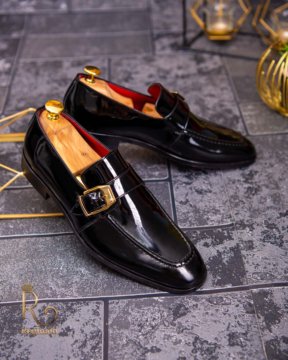 Pantofi Loafers barbatesti negri lacuiti cu catarama aurie - P1703
