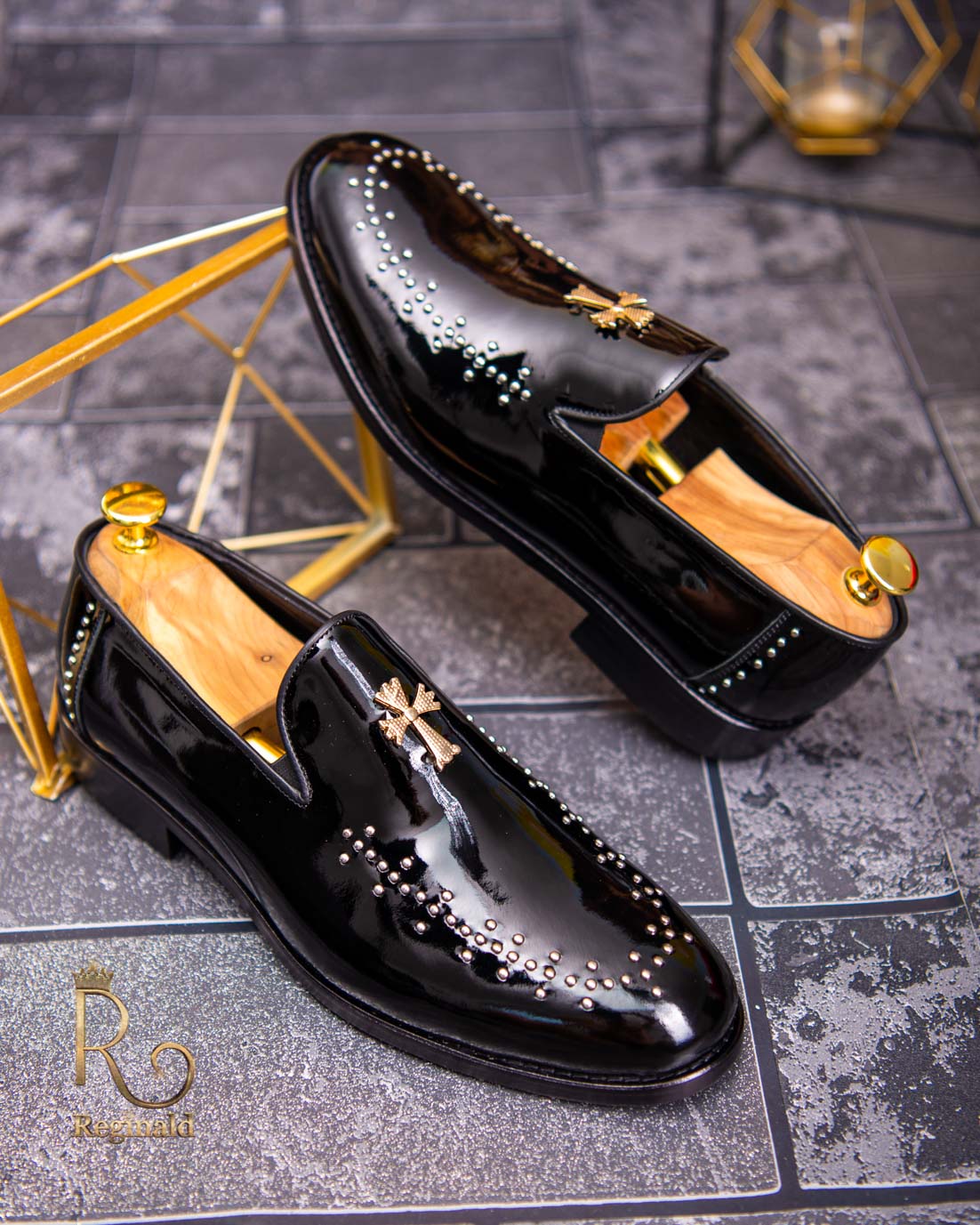 Pantofi Loafers din piele naturala lacuita cu tinte metalice aurii - P1033