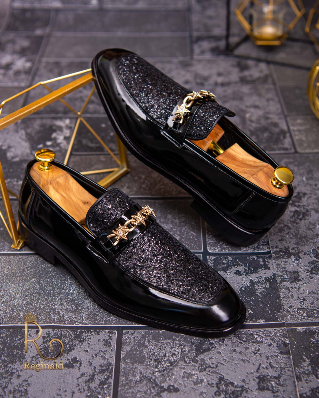 Pantofi Loafers de barbati din piele naturala, negri lacuiti cu sclipici - P1334