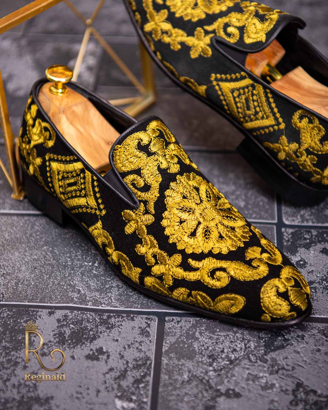 Pantofi Loafers de barbati din piele naturala, negri, brodati fir auriu - P1352