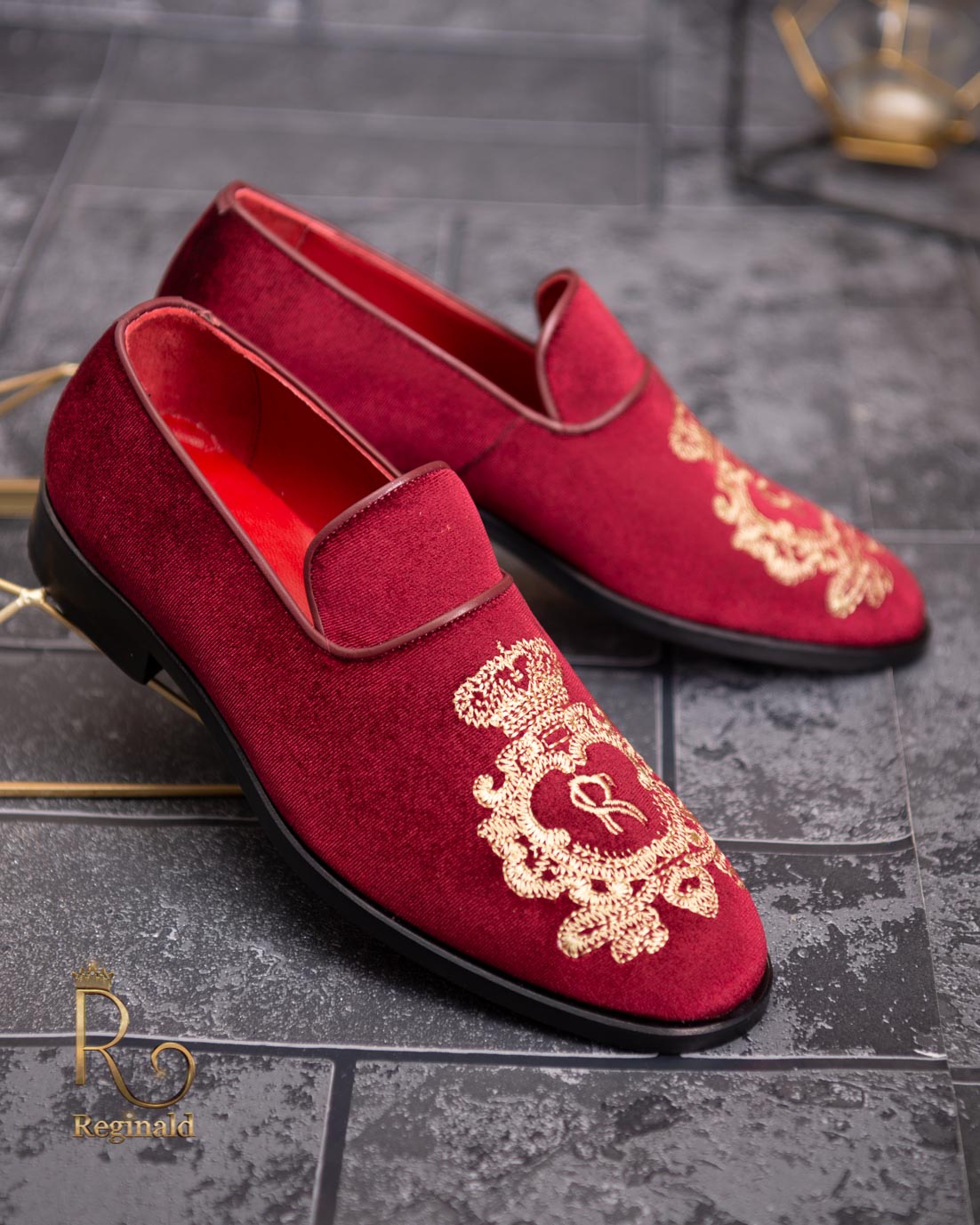 Pantofi Loafers, barbatesti, rosii cu broderie aurie, catifea- P1755