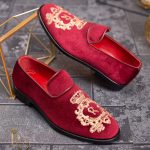 Mocasines de hombre, rojos con bordado dorado, de terciopelo - P1755