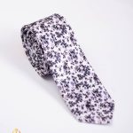 Cravata slim alba cu flori negre - CV944