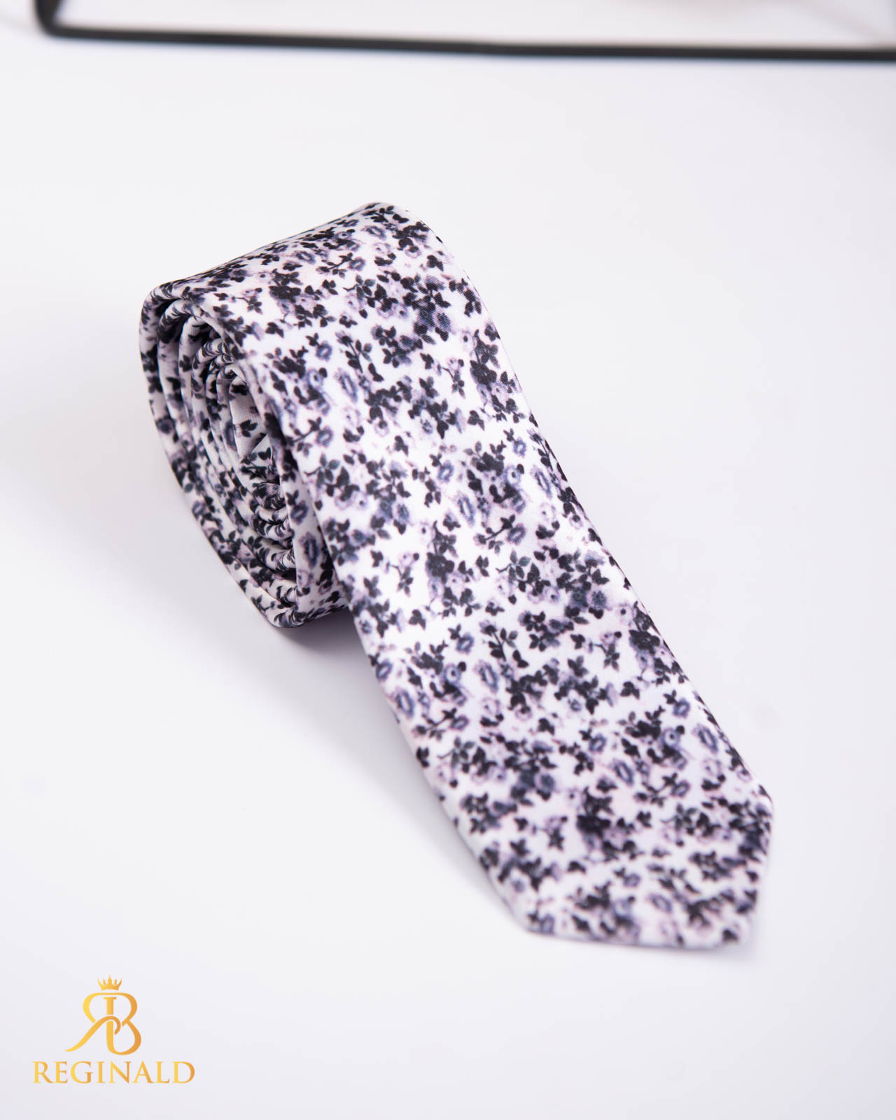 Cravata slim alba cu flori negre - CV944
