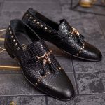 Scarpe mocassini nere, con nappine metalliche dorate, in pelle naturale - P1801