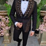 Traje negro con pedrería y brillantes dorados, conjunto de 4 piezas para EL NOVIO/LA NOVIA/ARTISTAS - C4396