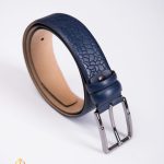 Cintura in pelle blu navy con motivo a coccodrillo, fibbia in metallo - CP455