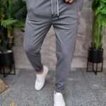 Pantalon décontracté gris, avec cordon et chaîne, coupe fuselée, ourlet retourné - PN773