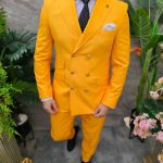 Elegante traje de hombre, amarillo con botones dorados, chaqueta y pantalón - C4504