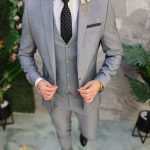 Traje de hombre gris con botones dorados: chaqueta, chaleco y pantalones - C4680