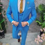 Traje de hombre azul claro con botones dorados: chaqueta, chaleco y pantalón - C4693