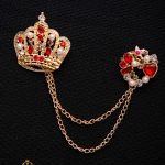 Catena metallica per giacca, dorata, con corona di pietre - LT373