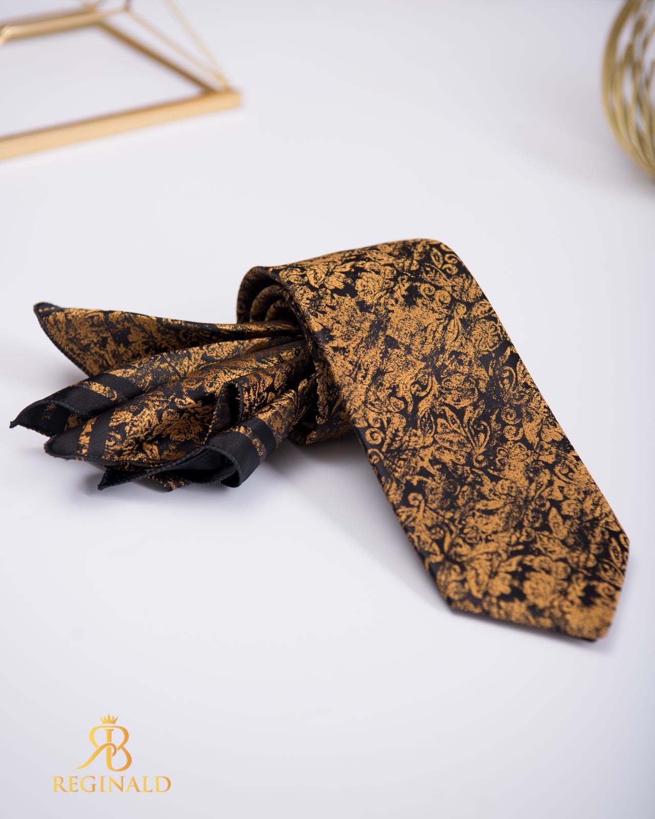 Set Cravata si batista neagra cu model auriu - CV987