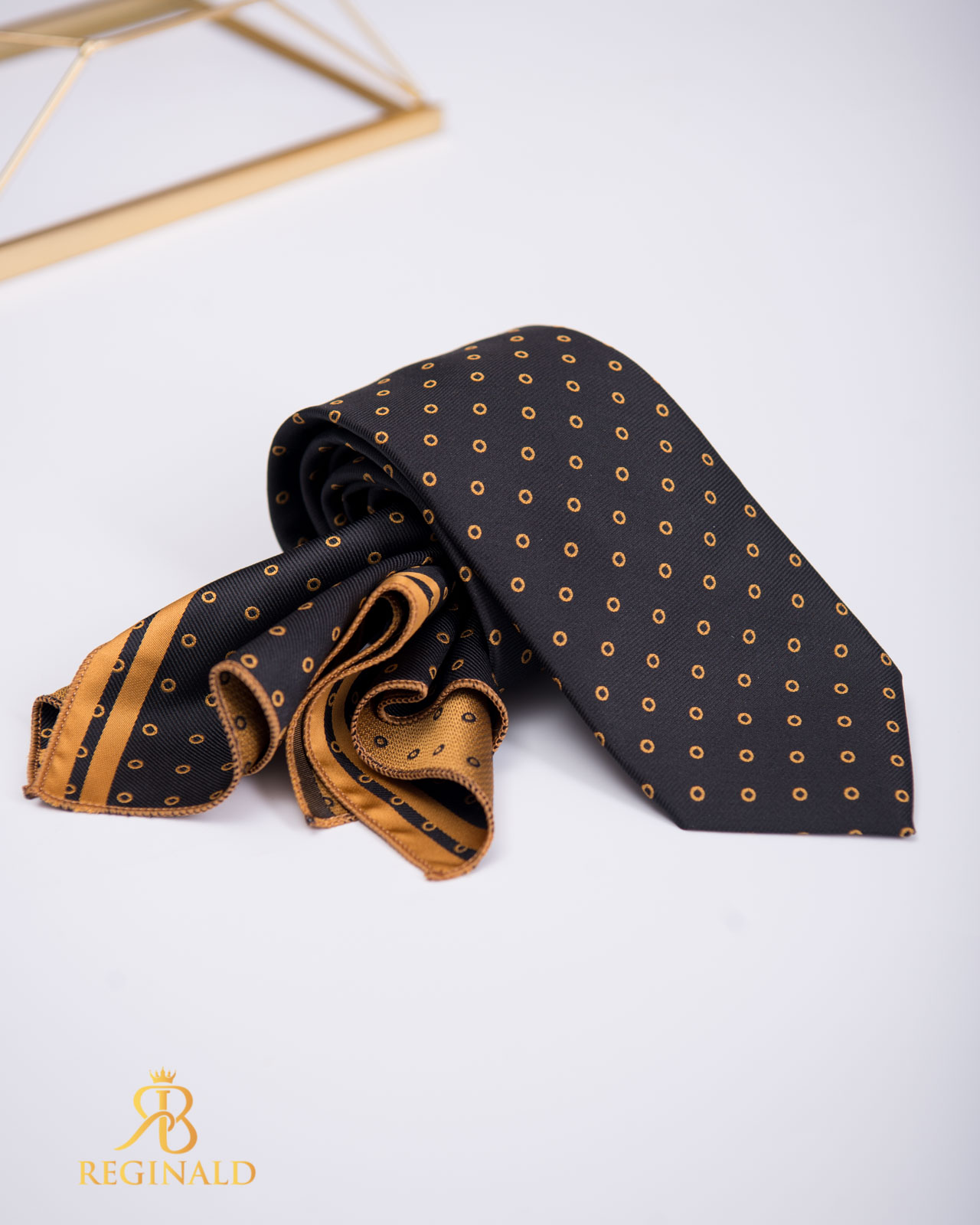 Set Cravata si batista neagra cu model auriu - CV980