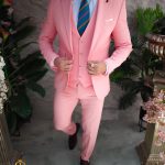 Traje de hombre, rosa, con botones dorados: chaqueta, chaleco y pantalón - C4961