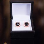 Botones dorados con piedras negras - BT056