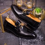 Men's leather loafers, black, with gold accessory - P1832
