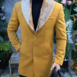 Cappotto giallo da uomo, lungo, con collo in pelliccia - PT480