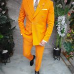 Traje de hombre naranja con botones dorados: chaqueta y pantalón - C5129
