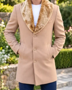 Cappotto da uomo color crema, lungo, con collo in pelliccia - PT497